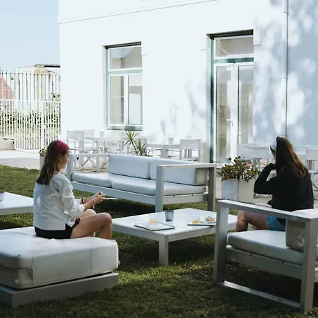 丽斯比昂旅馆 *